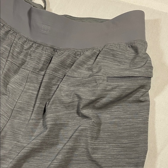 lululemon athletica Mens Quiet Luxury Shorts Size Medium Athleisure EUC - Picture 5 of 6